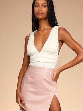 NWOT Cream Lace Bodysuit - Lulus